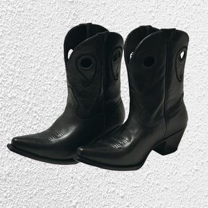 NWOB Black Star Cowboy Boots Size 9.5B